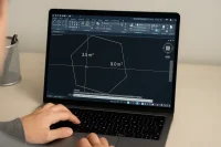 AutoCAD ekranında kapalı şeklin alan hesaplamasını yapan kullanıcı